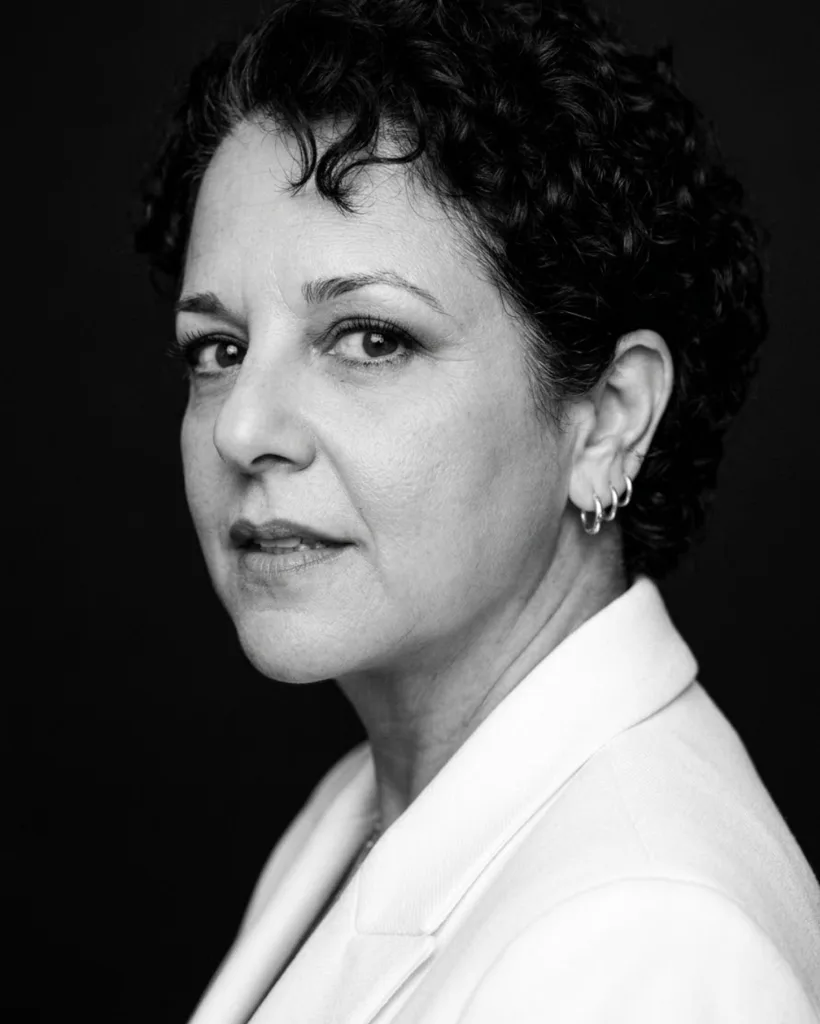 Érica Pellini em retrato preto e branco